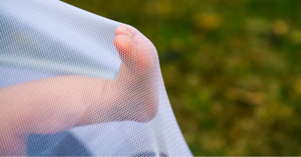 Qual a proteção da tela de mosquito no verão para crianças?