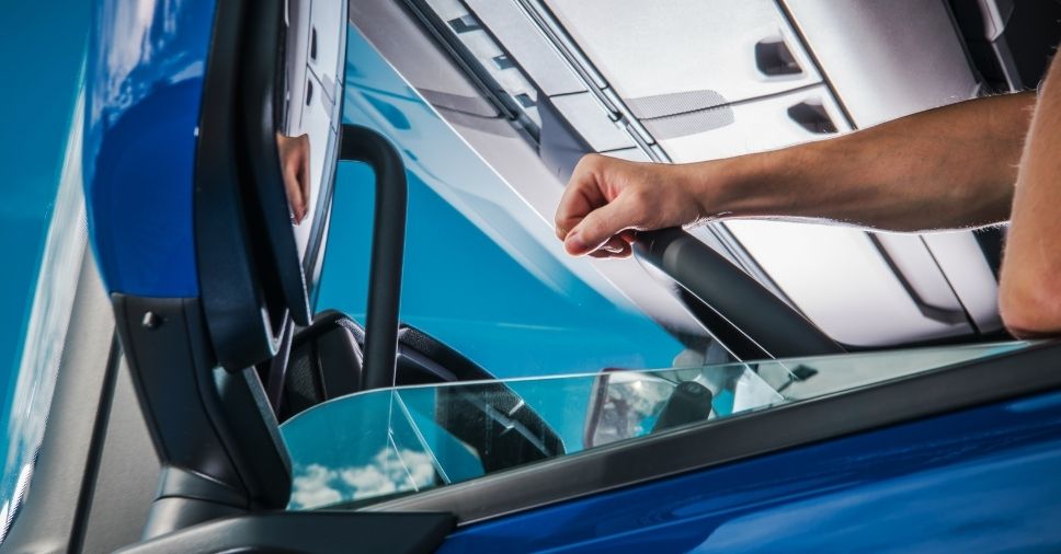 Homem aplicando insufilm e mostrando a Durabilidade Insulfilm