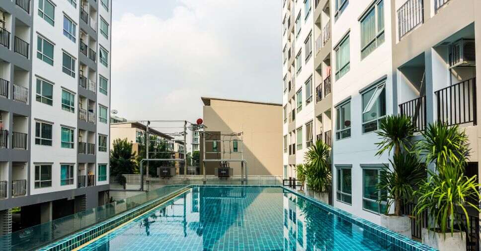 Piscina com azulejos azuis e a necessidade de rede de proteção para piscinas em condomínios